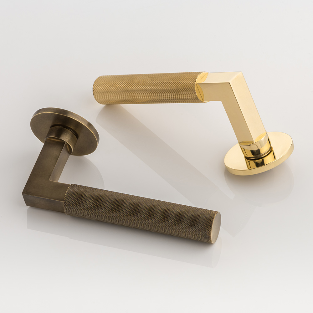 Ashworth solid brass door lever handle with diamond knurl & round rose
